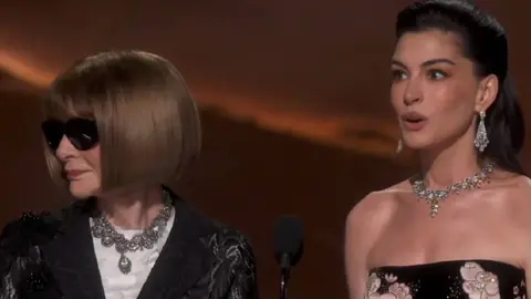 Oscar 2026: Anne Hathaway y Anna Wintour recrean icónico momento de El diablo viste a la moda