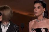 Oscar 2026: Anne Hathaway y Anna Wintour recrean icónico momento de El diablo viste a la moda