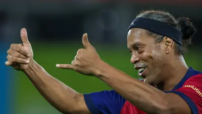 Ronaldinho felicita a Joan Laporta por su reelección como presidente del Barcelona