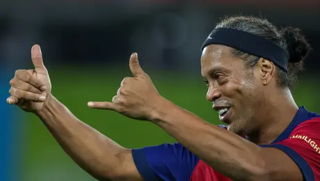 Ronaldinho felicita a Joan Laporta por su reelección como presidente del Barcelona