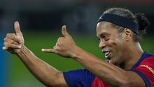 Ronaldinho felicita a Joan Laporta por su reelección como presidente del Barcelona