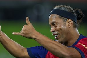 Ronaldinho felicita a Joan Laporta por su reelección como presidente del Barcelona