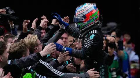 Antonelli celebra con su equipo de Mercedes en el Gran Premio de China 2026 | AP