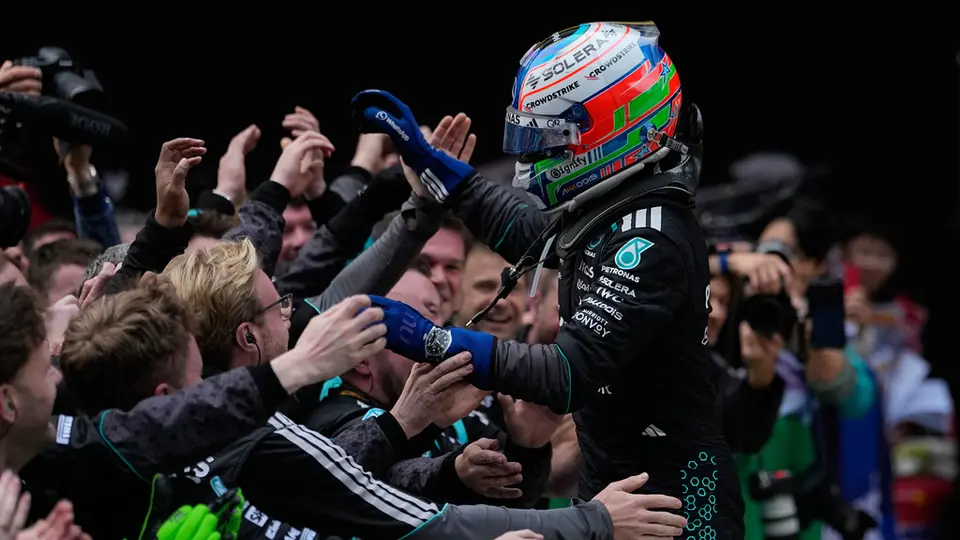 Antonelli celebra con su equipo de Mercedes en el Gran Premio de China 2026 | AP
