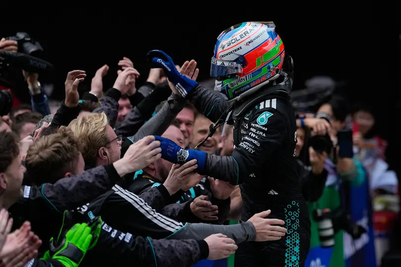 Antonelli celebra con su equipo de Mercedes en el Gran Premio de China 2026 | AP