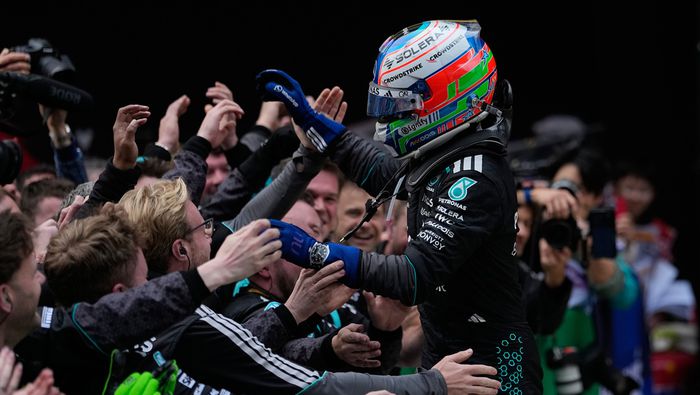 Antonelli celebra con su equipo de Mercedes en el Gran Premio de China 2026 | AP