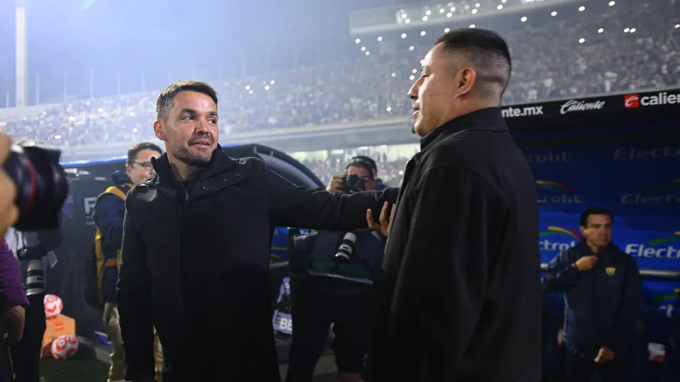 Nicolás Larcamón y Efraín Juárez se saludan en el partido entre Cruz Azul y Pumas | MEXSPORT