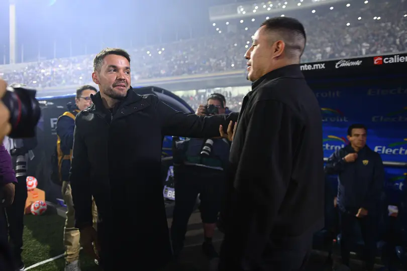Nicolás Larcamón y Efraín Juárez se saludan en el partido entre Cruz Azul y Pumas | MEXSPORT
