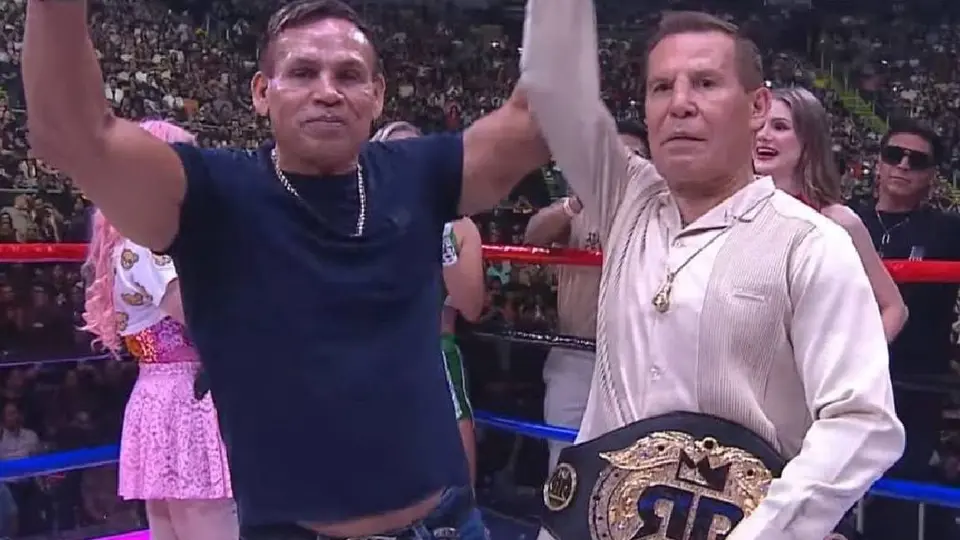 El gran campeón mexicano recibió un cinturón como reconocimiento a su carrera/Ring Royale
