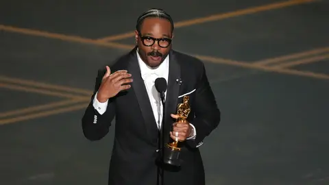 Ryan Coogler recibiendo su Oscar | AP