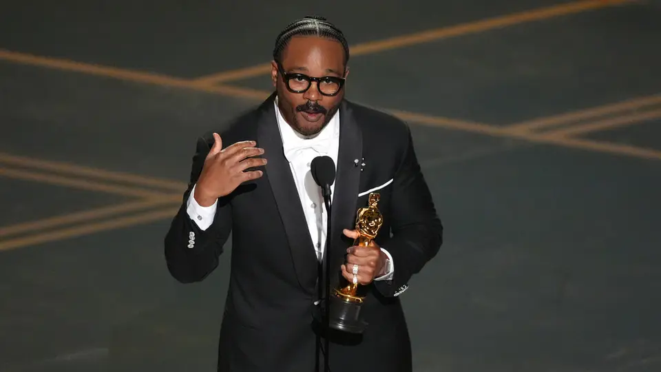 Ryan Coogler recibiendo su Oscar | AP