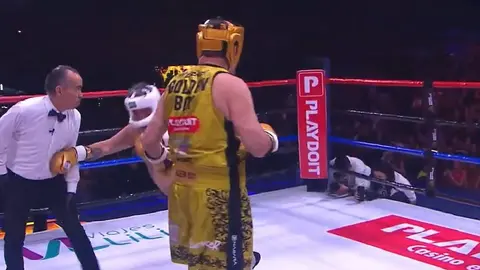Carlos Trejo cayó como tabla tras el derechazo de Alfredo Adame/Ring Royale