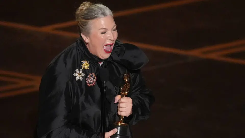 La diseñadora Kate Hawley se mostró emocionada al recibir la estatuilla/AP