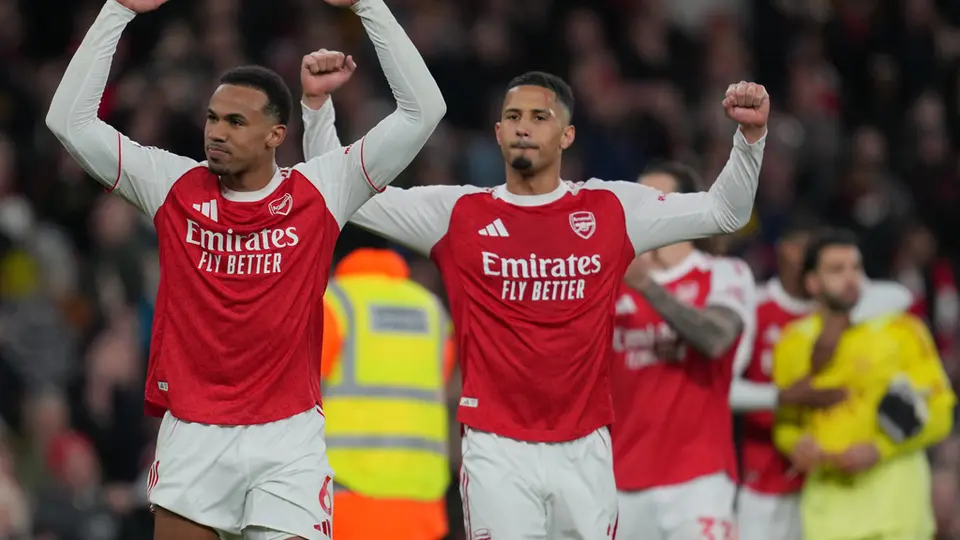 Gabriel y William Saliba, jugadores del Arsenal, en duelo ante Everton | AP