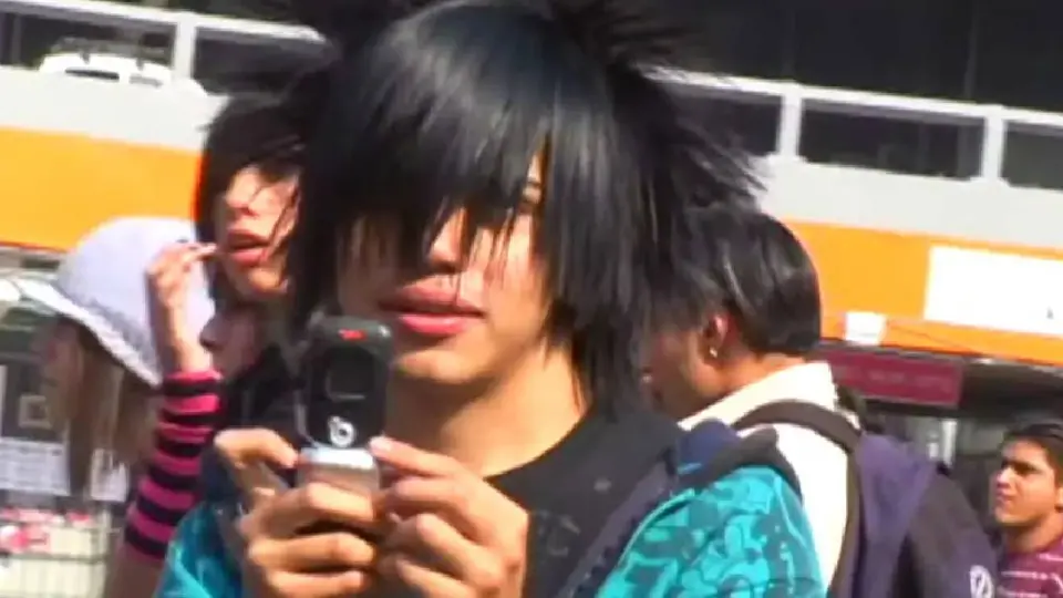 Aquí un emo con uno de los celulares más modernos de esa época