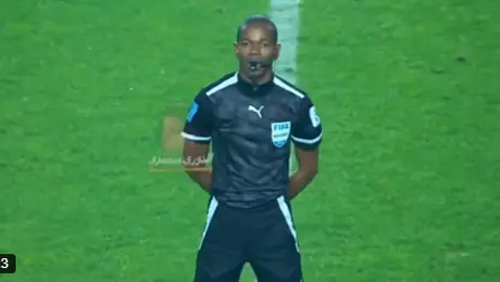 ¿Tenía miedo? Árbitro protagoniza momento sublime en la Champions League Africana
