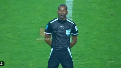 ¿Tenía miedo? Árbitro protagoniza momento sublime en la Champions League Africana