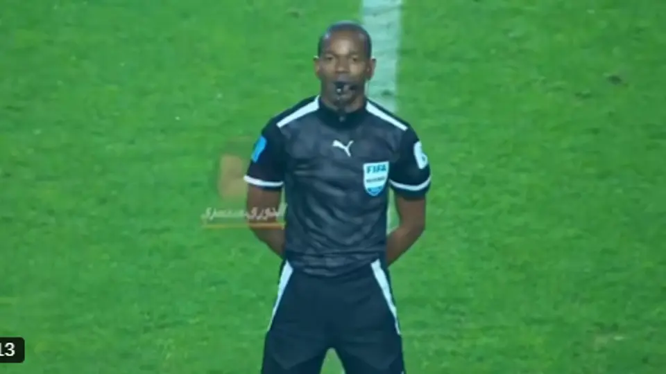 ¿Tenía miedo? Árbitro protagoniza momento sublime en la Champions League Africana