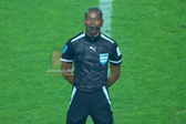 ¿Tenía miedo? Árbitro protagoniza momento sublime en la Champions League Africana