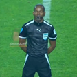 ¿Tenía miedo? Árbitro protagoniza momento sublime en la Champions League Africana