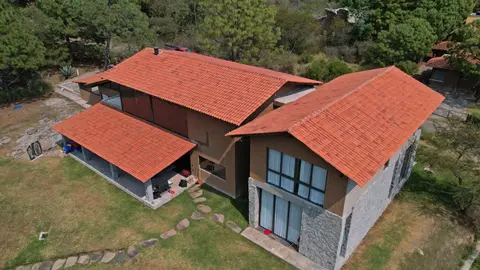 La FGR informó que el lugar donde se encontraban las cabañas no fue asegurado de inmediato por motivos de seguridad./ FB: BI Noticias