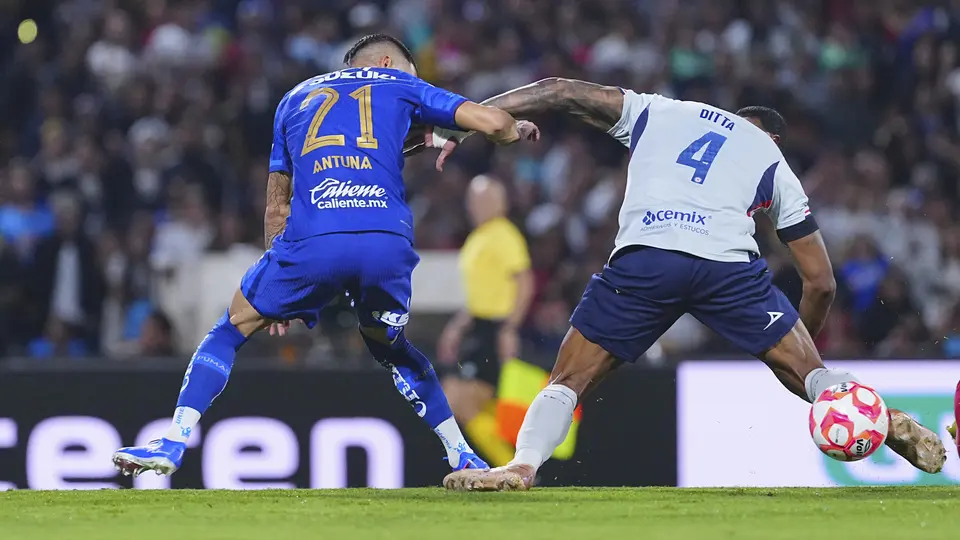 Willer Ditta al momento del autogol en el partido contra Pumas | IMAGO 7