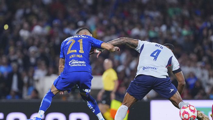 Willer Ditta al momento del autogol en el partido contra Pumas | IMAGO 7