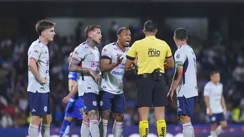 Willer Ditta y jugadores de Cruz Azul le reclaman al árbitro central en el partido contra Pumas | IMAGO 7