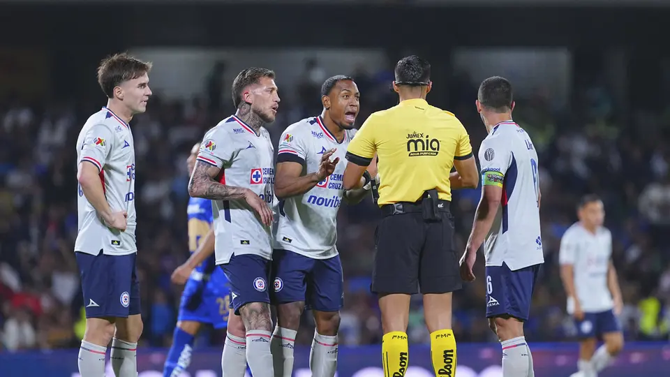 Willer Ditta y jugadores de Cruz Azul le reclaman al árbitro central en el partido contra Pumas | IMAGO 7
