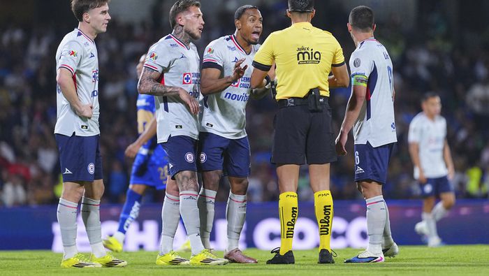 Willer Ditta y jugadores de Cruz Azul le reclaman al árbitro central en el partido contra Pumas | IMAGO 7