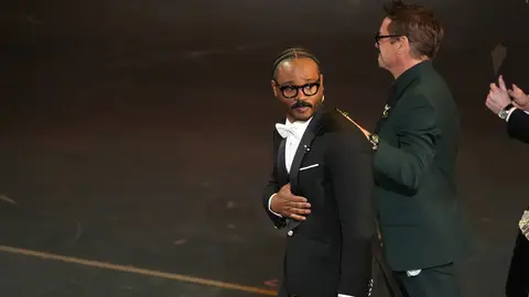 Ryan Coogler recibiendo su Oscar | AP