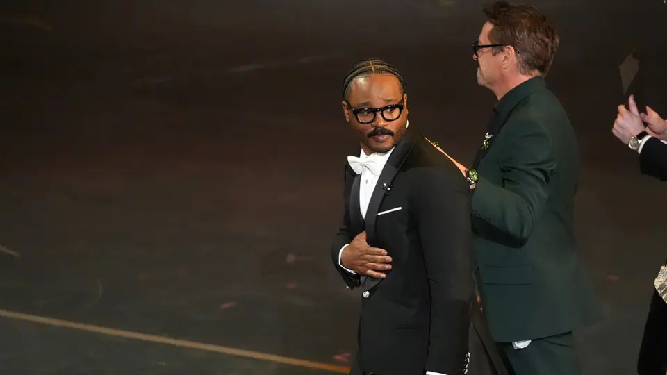 Ryan Coogler recibiendo su Oscar | AP