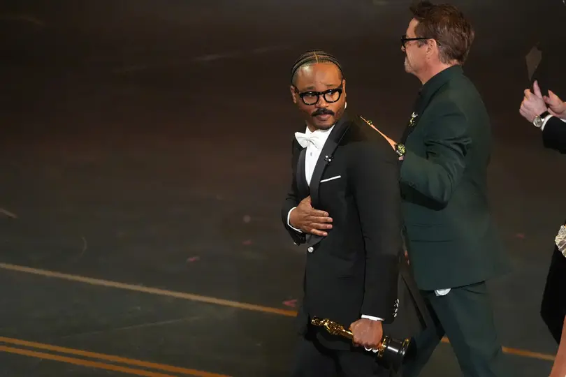 Ryan Coogler recibiendo su Oscar | AP