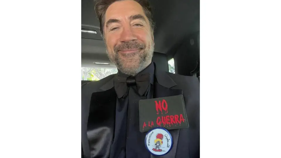 Bardem portó una pegatina con el mensaje “No a la guerra”, símbolo que ya había usado en 2003./ IG:carlosbardemoficial