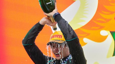 Andrea Kimi Antonelli festeja en el podio del Gran Premio de China 2026 | AP