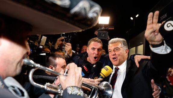 ¡Serenata blaugrana! Joan Laporta recibe maricahis tras ganar las elecciones de presidente en Barcelona