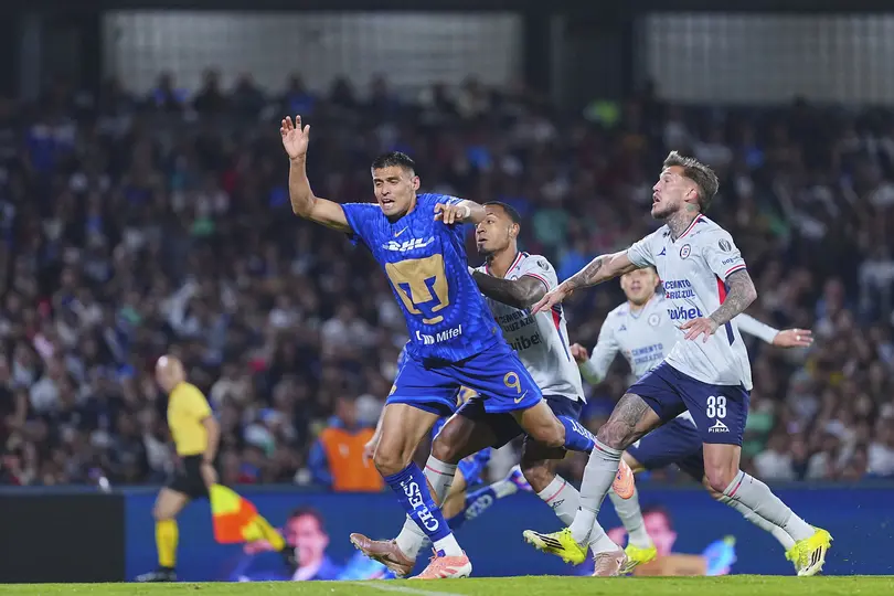 Guillermo Martínez y Willer Ditta en el penal del partido de Pumas contra Cruz Azul | IMAGO 7