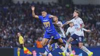 Guillermo Martínez y Willer Ditta en el penal del partido de Pumas contra Cruz Azul | IMAGO 7