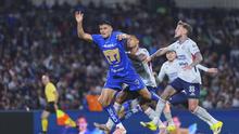 Guillermo Martínez y Willer Ditta en el penal del partido de Pumas contra Cruz Azul | IMAGO 7