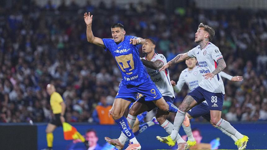 Guillermo Martínez y Willer Ditta en el penal del partido de Pumas contra Cruz Azul | IMAGO 7