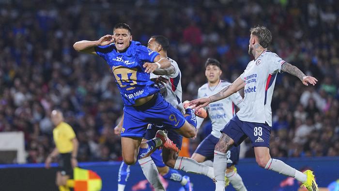 La acción del polémico penal en el partido de Cruz Azul contra Pumas | IMAGO 7