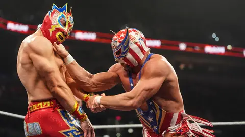 El Original Grande Americano atacando a Rayo Americano | wwe.com