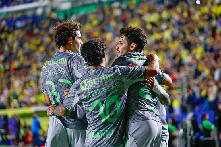 Jugadores de América festejando el gol de Rapha Veiga | MexSport