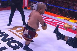 ¡Bajan! Abelito se va a la lona tras tremendo golpe de Bull Terrier en Ring Royale