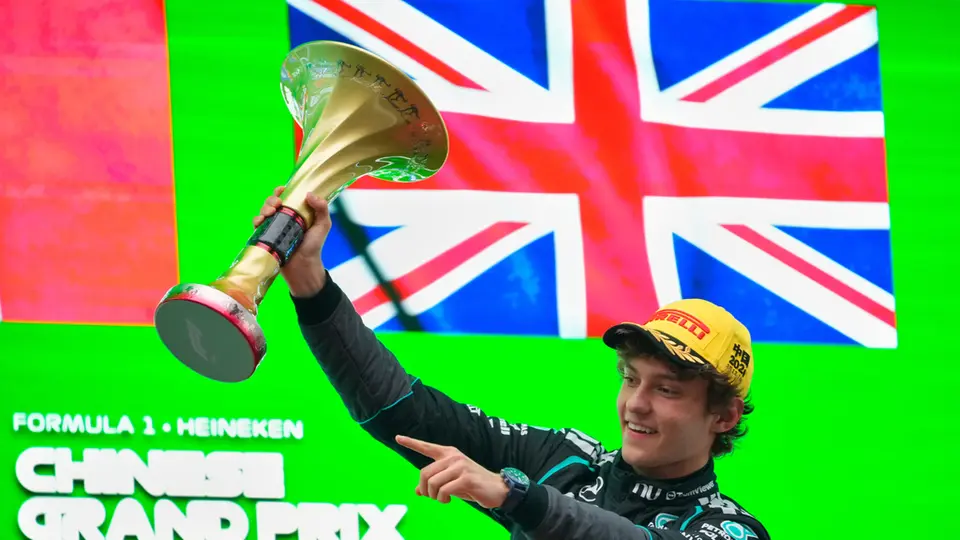 Kimi Antonelli con su trofeo en el Gran Premio de China 2026 | AP