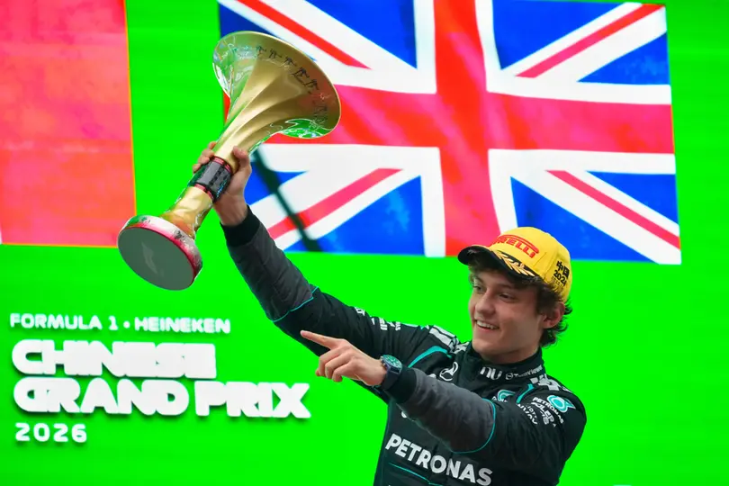 Kimi Antonelli con su trofeo en el Gran Premio de China 2026 | AP