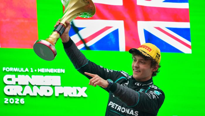 Kimi Antonelli con su trofeo en el Gran Premio de China 2026 | AP