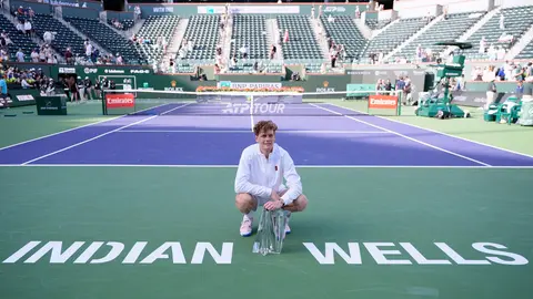 Jannik Sinner con el título de Indian Wells | AP