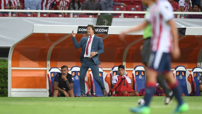 Matías Almeyda al frente de Chivas en un partido de la Liga de Campeones Concacaf | MEXSPORT