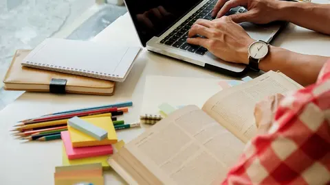 La SEP revela que 8 de cada 10 universitarios en México utilizan IA para elaborar textos y tareas / FREEPIK